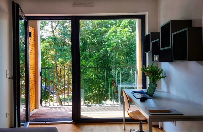 Modernes und stilvolles 1-Zimmer-Apartment – voll möbliert mit Balkon und Einbauküche in Top-Lage Be — photo 1